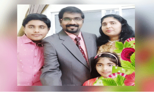 സ​ന്തോ​ഷ് കി​ട​ങ്ങ​ന്നൂ​ർ  കു​ടും​ബ​ത്തോ​ടൊ​പ്പം