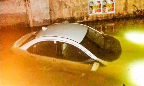 റെയിൽവേ അടിപ്പാതയിലെ വെള്ളക്കെട്ടിൽ കാർ മുങ്ങി