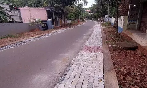 അപകടക്കെണിയൊരുക്കി പൂട്ടുകട്ടകൾ