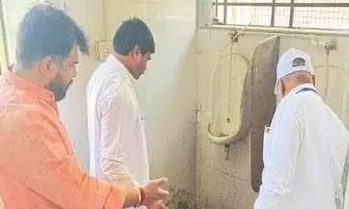 ശുചിമുറി വൃത്തിയാക്കിപ്പിച്ചു; ആശുപത്രി ഡീനിന്റെ പരാതിയിൽ ശിവസേന എം.പിക്കെതിരെ കേസ്