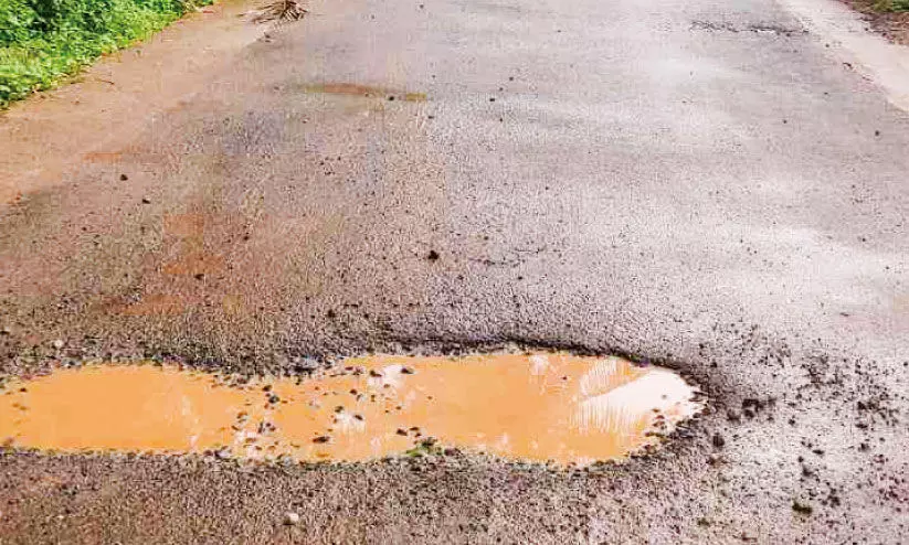 പുനരുദ്ധാരണം നടത്തി മാസങ്ങൾ; അരൂര്‍-ആക്കോട് റോഡ് തകര്‍ന്നു