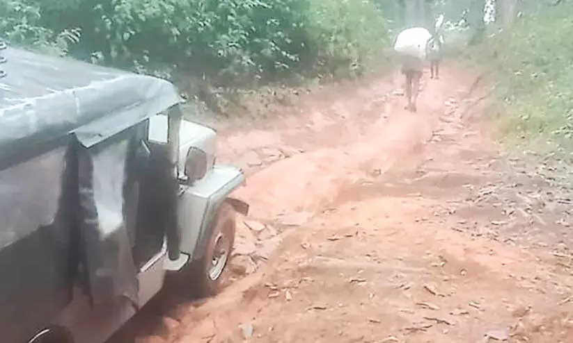 റേഷൻ എത്തിക്കാൻ കഷ്ടപ്പാട്​​  തീരില്ലേ, ഈ യാത്രാദുരിതം