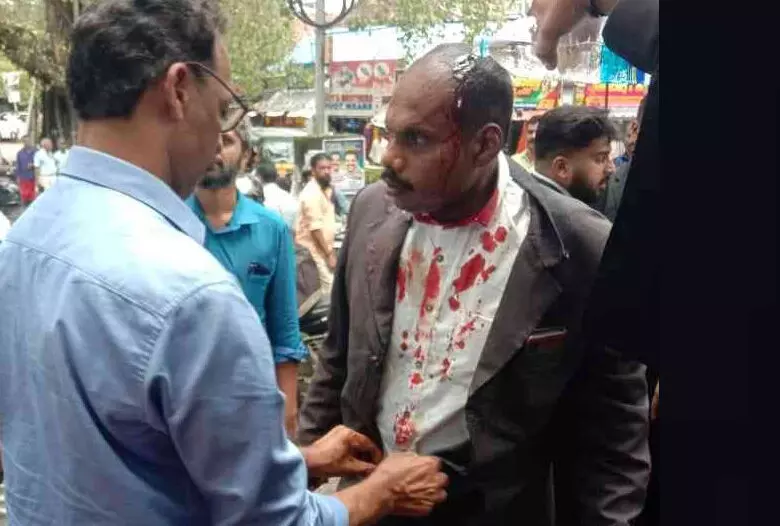 കോടതി വളപ്പിൽ അഭിഭാഷകന്റെ തലയടിച്ചു പൊട്ടിച്ചു; പ്രതി മറ്റൊരു കേസിൽ സാക്ഷി പറയാൻ എത്തിയയാൾ കോടതി വളപ്പിൽ അഭിഭാഷകന്റെ തലയടിച്ചു പൊട്ടിച്ചു; പ്രതി മറ്റൊരു കേസിൽ സാക്ഷി പറയാൻ എത്തിയയാൾ