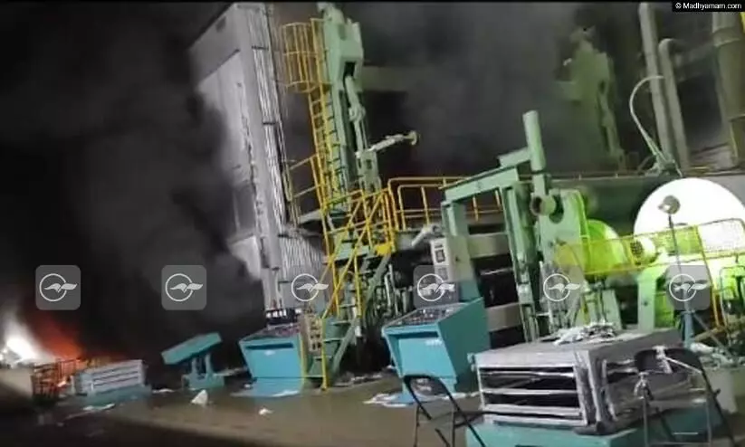 വെള്ളൂർ ന്യൂസ് പ്രിൻറ് ഫാക്ടറിയിൽ വൻതീപിടിത്തം; പേപ്പർ മെഷീൻ കത്തി നശിച്ചു വെള്ളൂർ ന്യൂസ് പ്രിൻറ് ഫാക്ടറിയിൽ വൻതീപിടിത്തം; പേപ്പർ മെഷീൻ കത്തി നശിച്ചു