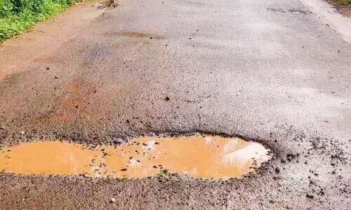 പുനരുദ്ധാരണം നടത്തി മാസങ്ങൾ; അരൂര്‍-ആക്കോട് റോഡ് തകര്‍ന്നു