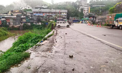 പെ​രി​യ​വ​രൈ ടാ​ക്സി സ്‌​റ്റാ​ൻ​ഡി​ലെ സു​ര​ക്ഷാ​മ​തി​ൽ ത​ക​ർ​ന്നി​ട്ട് മാ​സ​ങ്ങ​ൾ