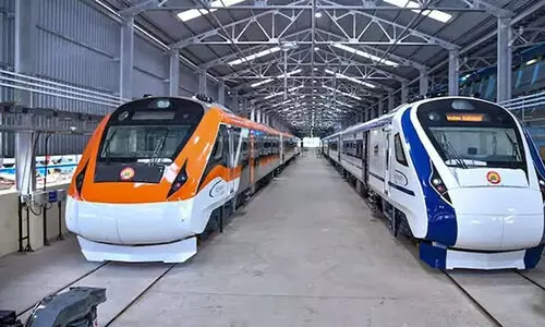 വന്ദേഭാരതിന്റെ കാവിനിറം; രാഷ്ട്രീയമില്ല, 100 ശതമാനം ശാസ്ത്രീയമെന്ന് റെയിൽവേ മന്ത്രി