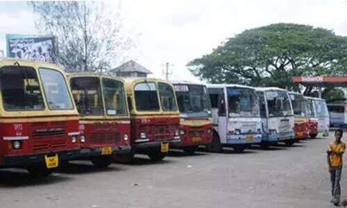 കെ.എസ്.ആർ.ടി.സി പാർക്കിങ് കേന്ദ്രത്തിൽ വാഹനങ്ങൾ കേടുവരുത്തുന്നു കെ.എസ്.ആർ.ടി.സി പാർക്കിങ് കേന്ദ്രത്തിൽ വാഹനങ്ങൾ കേടുവരുത്തുന്നു
