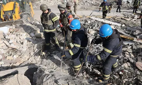 യുക്രെയ്നിൽ റഷ്യൻ വ്യോമാക്രമണം: ആറു വയസ്സുകാരനടക്കം 51 പേർ കൊല്ലപ്പെട്ടു