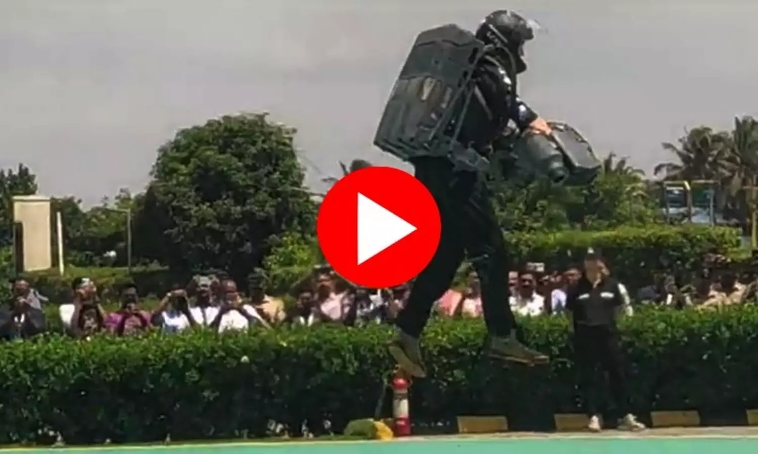 പറക്കും മനുഷ്യൻ കൊച്ചിയിൽ, കൈയടിച്ച് ഗവർണർ; ശ്രദ്ധേയമായി ജെറ്റ് സ്യൂട്ട് പ്ര​ദർശനം -VIDEO