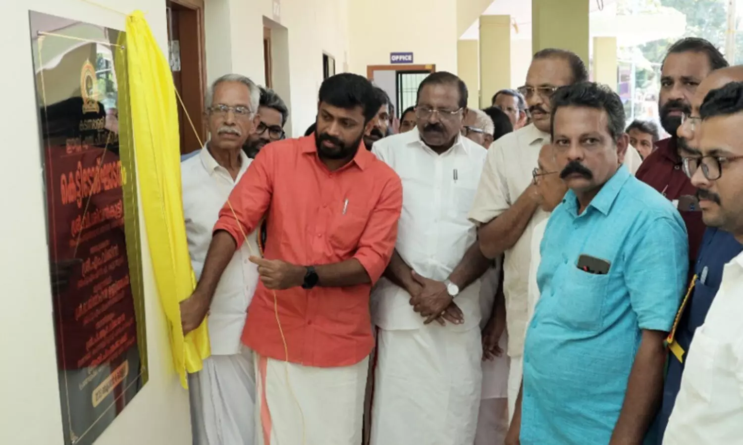 മന്ത്രിയില്ലെങ്കിൽ ആര് ഉദ്ഘാടനം ചെയ്യും? എം.എൽ.എയെ നിർബന്ധിച്ച് എം.പി, കൗതുകത്തോടെ നാട്ടുകാർ