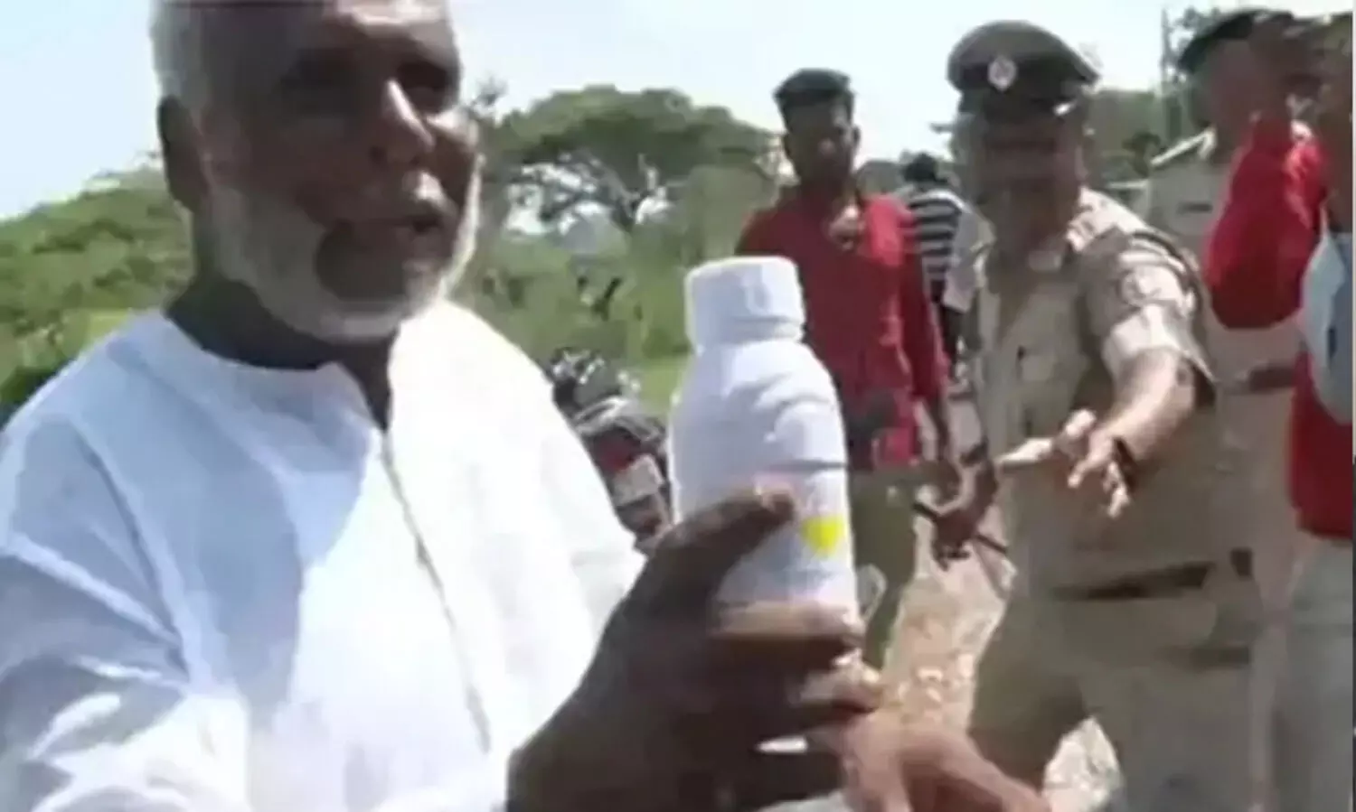 കേന്ദ്ര സംഘത്തിനു മുന്നിൽ കീടനാശിനി കുടിച്ച് കർഷകന്‍റെ ആത്മഹത്യാശ്രമം; കുപ്പി തട്ടിമാറ്റി പൊലീസ്