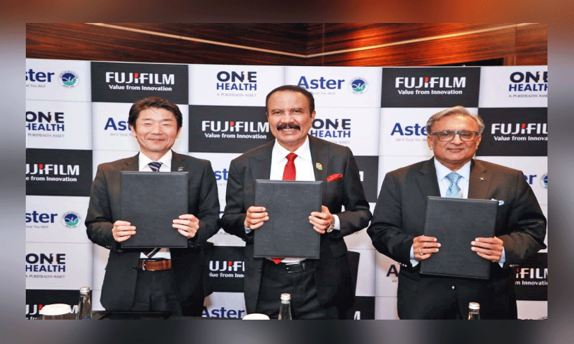 ഡോ. ​ആ​സാ​ദ് മൂ​പ്പ​നും ഫ്യൂ​ജി ഫി​ലിം ​പ്ര​തി​നി​ധി​യും