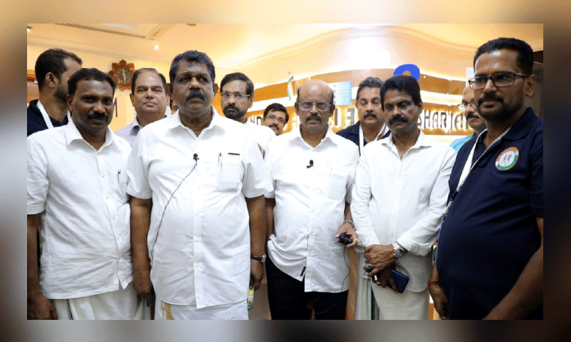 ‘ഹൃ​ദ​യ​പൂ​ർ​വം ബാ​പ്പു​ജി​ക്ക്’രക്തദാന ക്യാമ്പ് സംഘടിപ്പിച്ചു