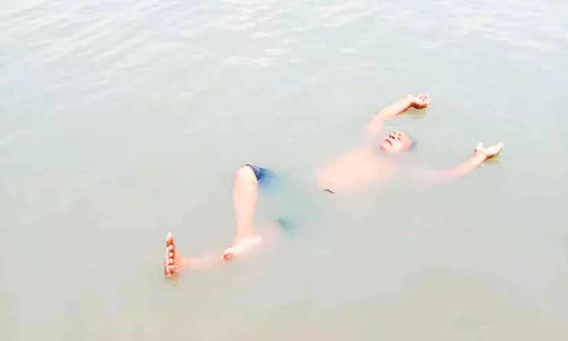 മട്ടാഞ്ചേരി ജെട്ടി: ജലശയന സമരവുമായി ജലാൽ