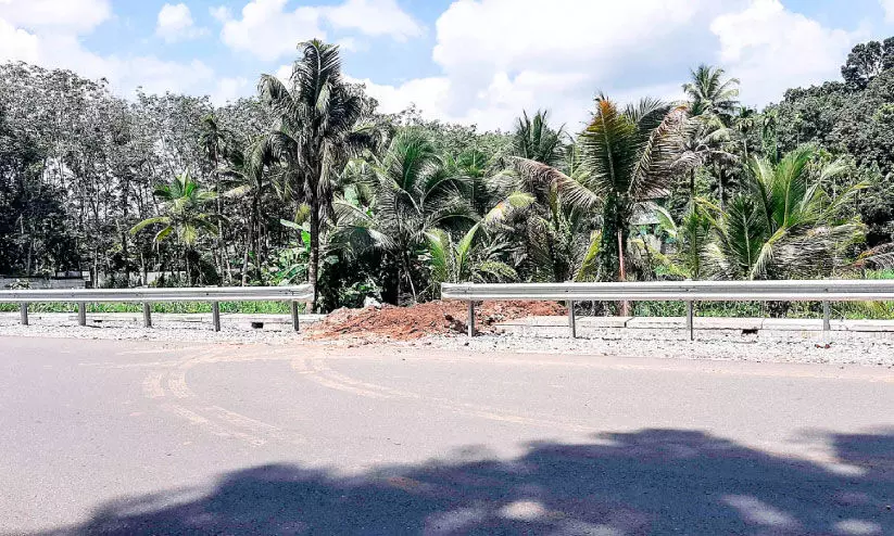 സംസ്ഥാന പാതയോരത്ത്​ നിലംനികത്തൽ വ്യാപകം ന​ട​പ​ടി സ്വീ​ക​രി​ക്കാ​തെ അ​ധി​കൃ​ത​ർ
