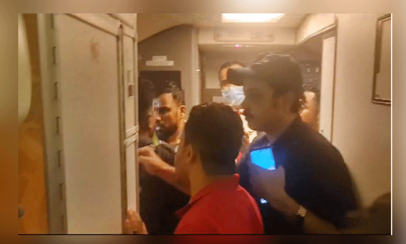 എയർ ഇന്ത്യ എക്സ്പ്രസ് വൈകി; ദുരിതംപേറി മസ്കത്ത് യാത്രക്കാർ എയർ ഇന്ത്യ എക്സ്പ്രസ് വൈകി; ദുരിതംപേറി മസ്കത്ത് യാത്രക്കാർ