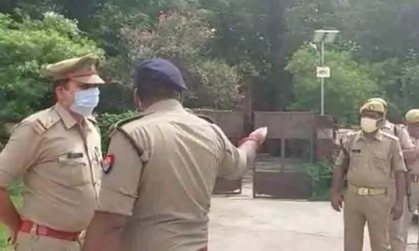 യു.പിയിൽ രണ്ട് വിദ്യാർഥികൾ അധ്യാപകന്റെ കാലിൽ വെടിവെച്ചു യു.പിയിൽ രണ്ട് വിദ്യാർഥികൾ അധ്യാപകന്റെ കാലിൽ വെടിവെച്ചു