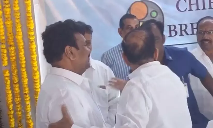 പൂച്ചെണ്ട് ലഭിക്കാൻ വൈകി; വേദിയിൽ വെച്ച് ഗൺമാന്‍റെ മുഖത്തടിച്ച് തെലങ്കാന ആഭ്യന്തര മന്ത്രി