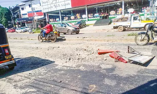 ത​ക​ര്‍ന്ന​ടി​ഞ്ഞ നി​ര​ത്തു​ക​ളി​ല്‍ ദു​രി​ത​യാ​ത്ര