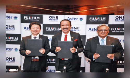 ഡോ. ​ആ​സാ​ദ് മൂ​പ്പ​നും ഫ്യൂ​ജി ഫി​ലിം ​പ്ര​തി​നി​ധി​യും