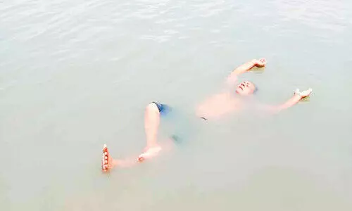 മട്ടാഞ്ചേരി ജെട്ടി: ജലശയന സമരവുമായി ജലാൽ