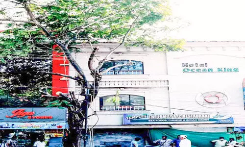 അവധി ദിനങ്ങളുടെ മറവിൽ സർക്കാർ വക വൻവൃക്ഷം മുറിച്ചു കടത്തി