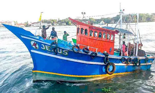 ആഴപരിധി ലംഘിച്ച ബോട്ട്​ പിടിച്ചെടുത്തു