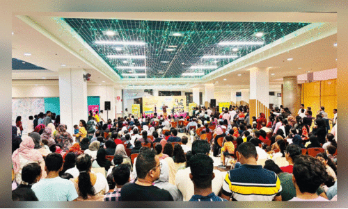 ലു​ലു മാ​ളി​ൽ ന​ട​ന്ന റോ​ഡ്​ ഷോ