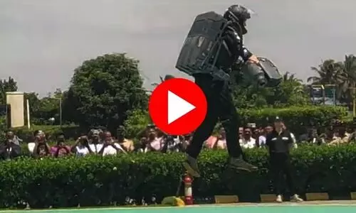 പറക്കും മനുഷ്യൻ കൊച്ചിയിൽ, കൈയടിച്ച് ഗവർണർ; ശ്രദ്ധേയമായി ജെറ്റ് സ്യൂട്ട് പ്ര​ദർശനം -VIDEO