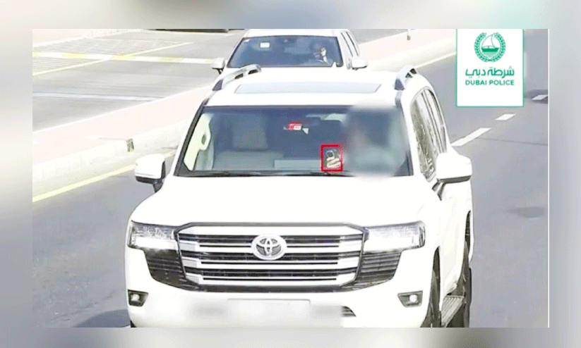 ഡ്രൈവിങ്ങിനിടെ മൊബൈൽ ഫോൺ ഉപയോഗിക്കുന്നു ഡ്രൈവിങ്ങിനിടെ മൊബൈൽ ഫോൺ ഉപയോഗിക്കുന്നു