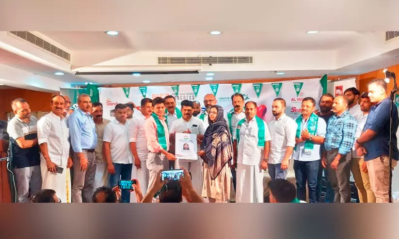 ഒ.​ഐ.​സി.​സി അം​ഗ​ത്വ വി​ത​ര​ണ ഉ​ദ്​​ഘാ​ട​നം സ​ജ്ന ഇ​ബ്രാ​ഹി​മി​ന് ന​ൽ​കി ന​വാ​സ്  വെ​ള്ളി​മാ​ട്കു​ന്ന് നി​ർ​വ​ഹി​ക്കു​ന്നു