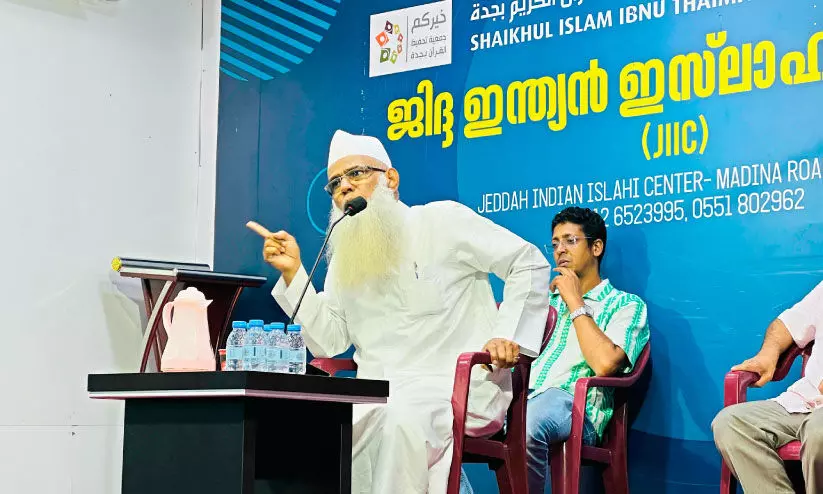 ‘തൗ​ഹീ​ദും ശി​ർ​ക്കും മ​നു​ഷ്യ​ച​രി​ത്ര​വും’​വി​ഷ​യ​ത്തി​ൽ ജി​ദ്ദ ഇ​ന്ത്യ​ൻ ഇ​സ്​​ലാ​ഹി സെൻറ​റി​ൽ സം​ഘ​ടി​പ്പി​ച്ച പ​രി​പാ​ടി​യി​ൽ ചു​ഴ​ലി അ​ബ്​​ദു​ല്ല മൗ​ല​വി സം​സാ​രി​ക്കു​ന്നു