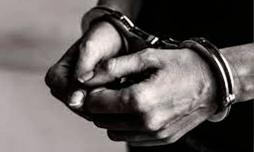 മദ്യപിച്ച് ലക്കുകെട്ട സ്വകാര്യ ബസ് ഡ്രൈവർ അറസ്റ്റിൽ മദ്യപിച്ച് ലക്കുകെട്ട സ്വകാര്യ ബസ് ഡ്രൈവർ അറസ്റ്റിൽ