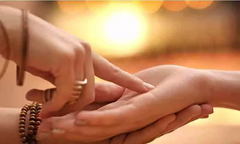 മരണം പ്രവചിച്ച കൈനോട്ടക്കാരി നൽകിയ ചോക്ലേറ്റ് കഴിച്ച് യുവതി മരിച്ചു മരണം പ്രവചിച്ച കൈനോട്ടക്കാരി നൽകിയ ചോക്ലേറ്റ് കഴിച്ച് യുവതി മരിച്ചു