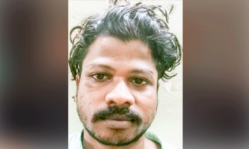 മധ്യവയസ്കനെ ഭീഷണിപ്പെടുത്തി സ്വർണവും പണവും കവർന്ന പ്രതികൾ പിടിയിൽ മധ്യവയസ്കനെ ഭീഷണിപ്പെടുത്തി സ്വർണവും പണവും കവർന്ന പ്രതികൾ പിടിയിൽ