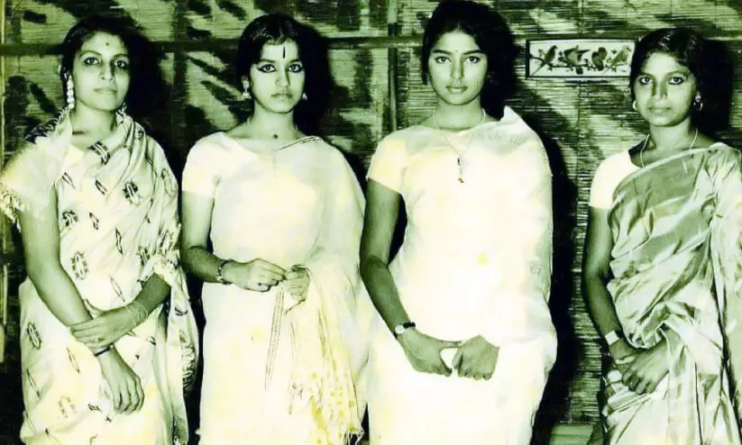 എ. വിൻസന്റ് മാഷിന്റെ ‘മുറപ്പെണ്ണി’ന്റെ (1965) കോഴിക്കോട് ഒളവണ്ണയിലെ മാമിയിൽ വീട് ലൊക്കേഷനിൽ പുഷ്പ ദാമോദരൻ, നടിമാരായ ജ്യോതിലക്ഷ്മി, ശാരദ, പുഷ്പ ദാമോദരന്റെ അനിയത്തി ധനലക്ഷ്മി ● ഫോട്ടോ: പുനലൂർ രാജൻ എ. വിൻസന്റ് മാഷിന്റെ ‘മുറപ്പെണ്ണി’ന്റെ (1965) കോഴിക്കോട് ഒളവണ്ണയിലെ മാമിയിൽ വീട് ലൊക്കേഷനിൽ പുഷ്പ ദാമോദരൻ, നടിമാരായ ജ്യോതിലക്ഷ്മി, ശാരദ, പുഷ്പ ദാമോദരന്റെ അനിയത്തി ധനലക്ഷ്മി ● ഫോട്ടോ: പുനലൂർ രാജൻ