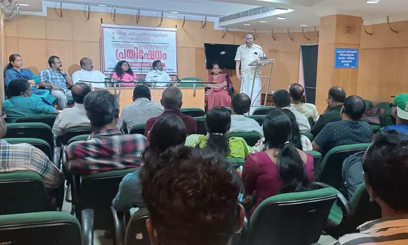 ജനാധിപത്യ നിലനില്പ്പിന് സ്വതന്ത്ര പത്രപ്രവര്ത്തനം അനിവാര്യം -തമ്പാന് തോമസ് ജനാധിപത്യ നിലനില്പ്പിന് സ്വതന്ത്ര പത്രപ്രവര്ത്തനം അനിവാര്യം -തമ്പാന് തോമസ്