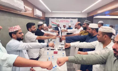 കെ.​ഐ.​സി ‘വി ​വ​ൺ അ​സം​ബ്ലി’ പ്ര​തി​നി​ധി​ക​ൾ പ്ര​തി​ജ്ഞ ചൊ​ല്ലു​ന്നു