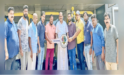 ഓ​ട്ടോ​റി​ക്ഷ വി​ത​ര​ണ ഉ​ദ്ഘാ​ട​നം