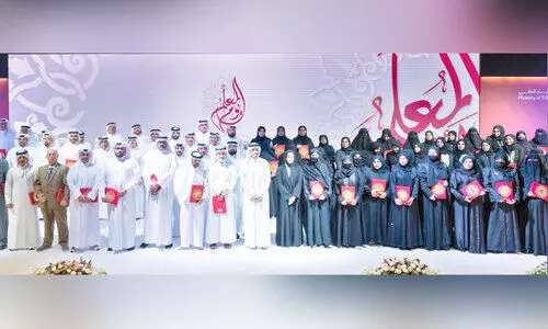 ആ​ദ​രി​ക്ക​പ്പെ​ട്ട അ​ധ്യാ​പ​ക​ർ പ്ര​ധാ​ന​മ​ന്ത്രി ശൈ​ഖ്​ മു​ഹ​മ്മ​ദ്​ ബി​ൻ അ​ബ്​​ദു​ൽ​റ​ഹ്​​മാ​ൻ ബി​ൻ​ജാ​സിം ആ​ൽ​ഥാ​നി​ക്കും വി​ദ്യാ​ഭ്യാ​സ മ​ന്ത്രി​ക്കു​മൊ​പ്പം