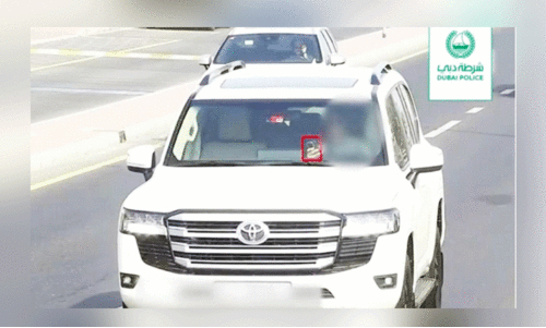 ഡ്രൈ​വി​ങ്ങി​നി​ടെ മൊ​ബൈ​ൽ ഫോ​ൺ ഉ​പ​യോ​ഗി​ക്കു​ന്നു