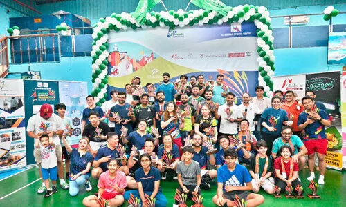 അ​ൽ ഇ​ഷ്റാ​ക്-​ഇ.​ബി.​സി ക്ല​ബ് ദ​മ്മാ​മി​ൽ സം​ഘ​ടി​പ്പി​ച്ച ബാ​ഡ്‌​മി​ൻ​റ​ൺ ടൂ​ർ​ണ​മെൻറ്​ വി​ജ​യി​ക​ൾ ട്രോ​ഫി​യു​മാ​യി