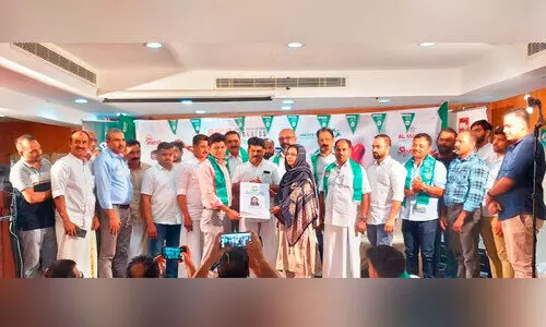 ഒ.​ഐ.​സി.​സി അം​ഗ​ത്വ വി​ത​ര​ണ ഉ​ദ്​​ഘാ​ട​നം സ​ജ്ന ഇ​ബ്രാ​ഹി​മി​ന് ന​ൽ​കി ന​വാ​സ്  വെ​ള്ളി​മാ​ട്കു​ന്ന് നി​ർ​വ​ഹി​ക്കു​ന്നു