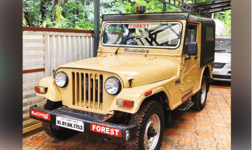 വാ​ഹ​ന​മി​ല്ലാ​തെ വ​ല​ഞ്ഞ്  വ​നം​വ​കു​പ്പ് ജീ​വ​ന​ക്കാ​ർ