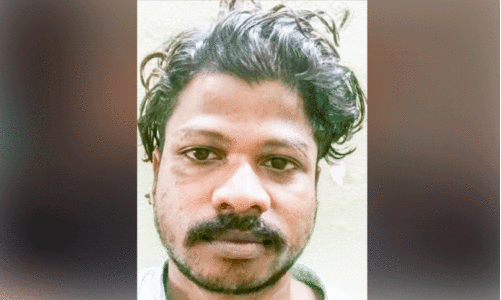 മധ്യവയസ്കനെ ഭീഷണിപ്പെടുത്തി സ്വർണവും പണവും കവർന്ന പ്രതികൾ പിടിയിൽ മധ്യവയസ്കനെ ഭീഷണിപ്പെടുത്തി സ്വർണവും പണവും കവർന്ന പ്രതികൾ പിടിയിൽ