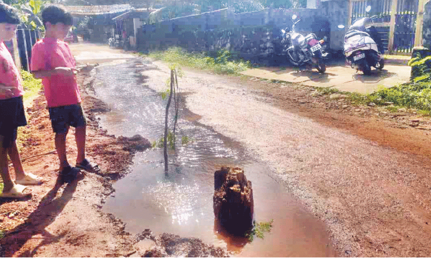 ഈ ​പാ​ഴാ​കു​ന്ന​ത് കു​ടി​വെ​ള്ള​മാ​ണ്