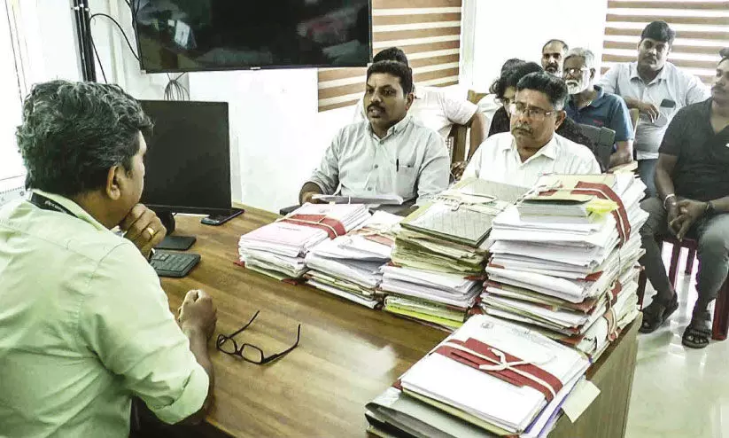 പൊ​ളി​ച്ച റോ​ഡി​ന്റെ പു​ന​ർ​നി​ർ​മാ​ണം വൈ​കി ദു​രി​ത​ത്തി​ലാ​യി വ്യാ​പാ​രി​ക​ൾ