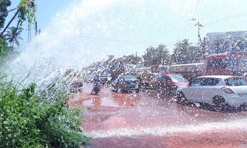 കുടിവെള്ള പൈപ്പ് പൊട്ടി; ദേശീയപാതയിൽ ഗതാഗതം തടസ്സപ്പെട്ടു കുടിവെള്ള പൈപ്പ് പൊട്ടി; ദേശീയപാതയിൽ ഗതാഗതം തടസ്സപ്പെട്ടു