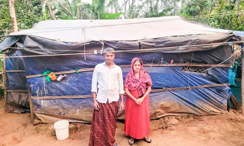 അടച്ചുറപ്പുള്ള വീടിനായി; ഈ സാധു കുടുംബം എത്രനാൾ കാത്തിരിക്കണം അടച്ചുറപ്പുള്ള വീടിനായി; ഈ സാധു കുടുംബം എത്രനാൾ കാത്തിരിക്കണം